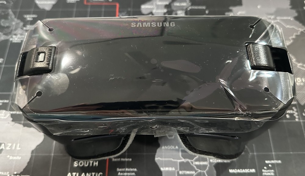Samsung Gear VR SM-R324 With Controller - Complete - Powered by oculus