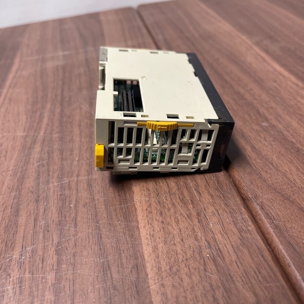 OMRON CJ1W-MD231 PLC DC Input Transistor Output Module USED