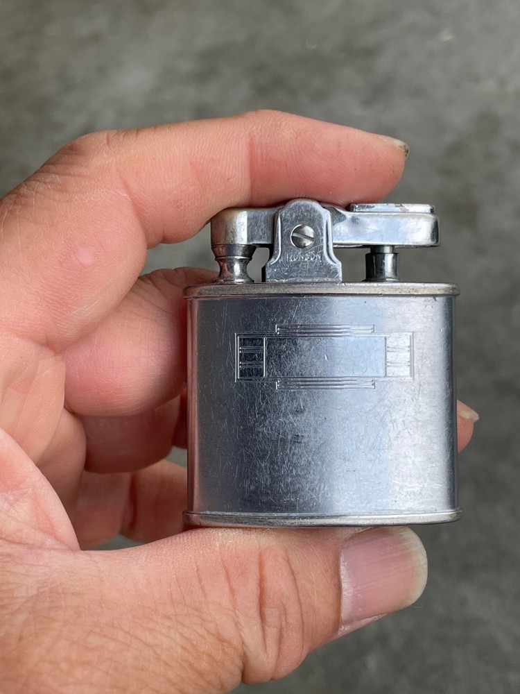Vintage standard Ronson pocket lighter ( working )