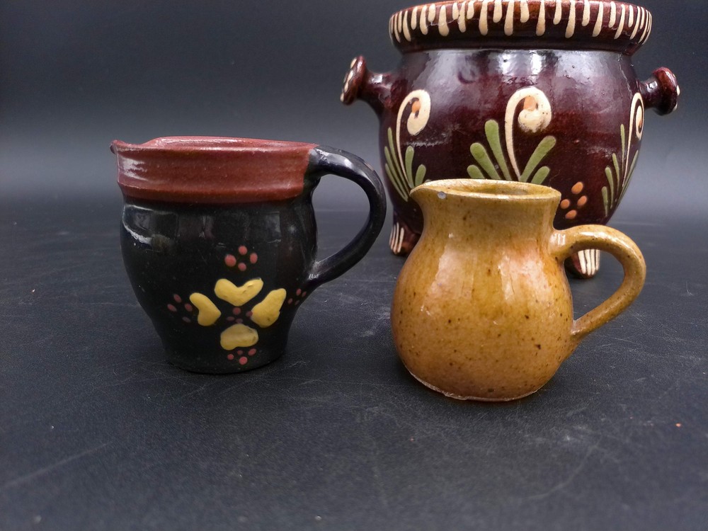 Bowl Pot With Lid Unique Design Pattern and 2 pitchers Vintage