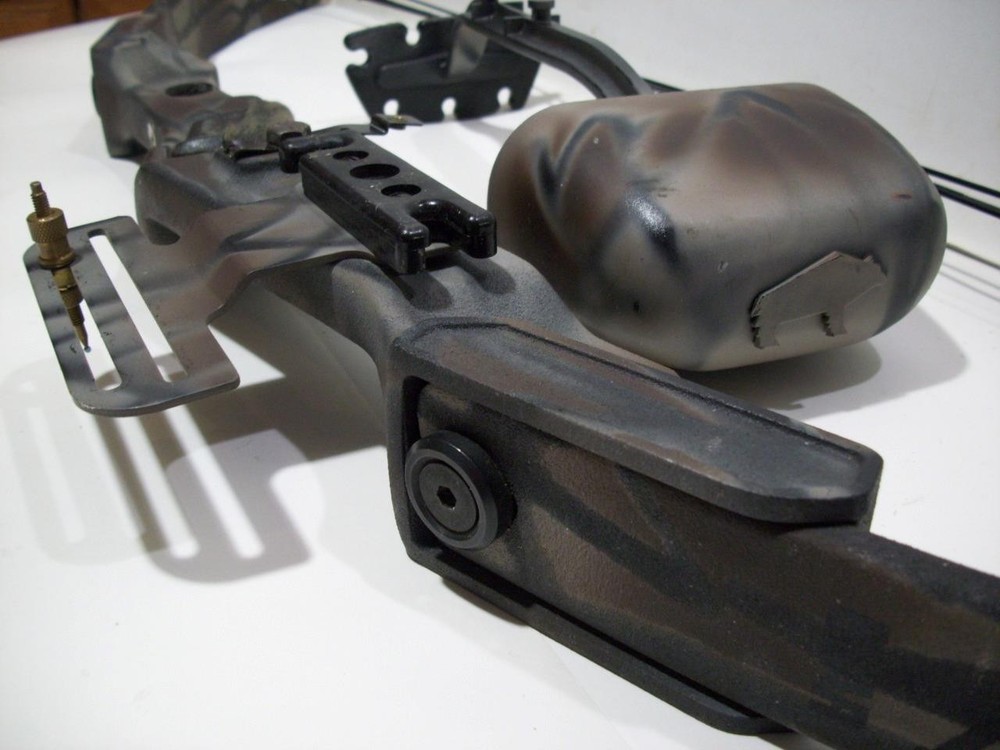 Vtg BEAR ARCHERY BLACK BEAR RT HAND COMPOUND BOW w/SIGHT & QUIVER