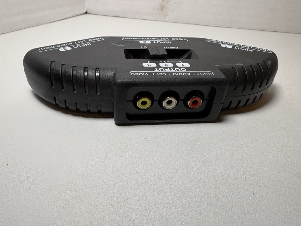 AV Splitter 3 In 1 Out