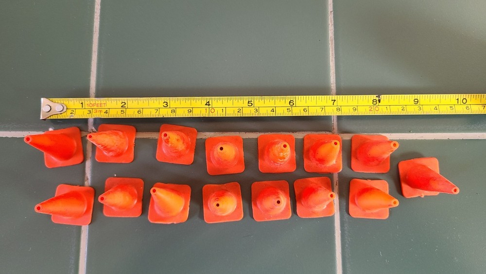 MODEL TOY CONSTRUCTION CONES 1/16 SCALE (15 PIECES)