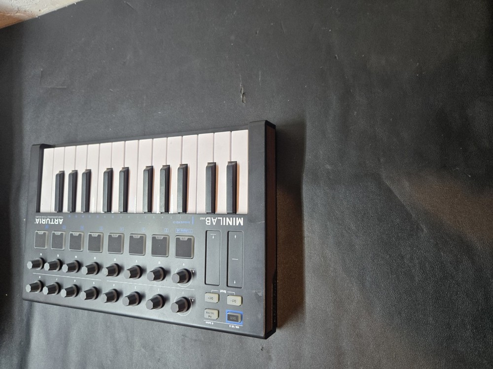 Arturia MiniLab MKII MIDI Controller Keyboard 25-Key White
