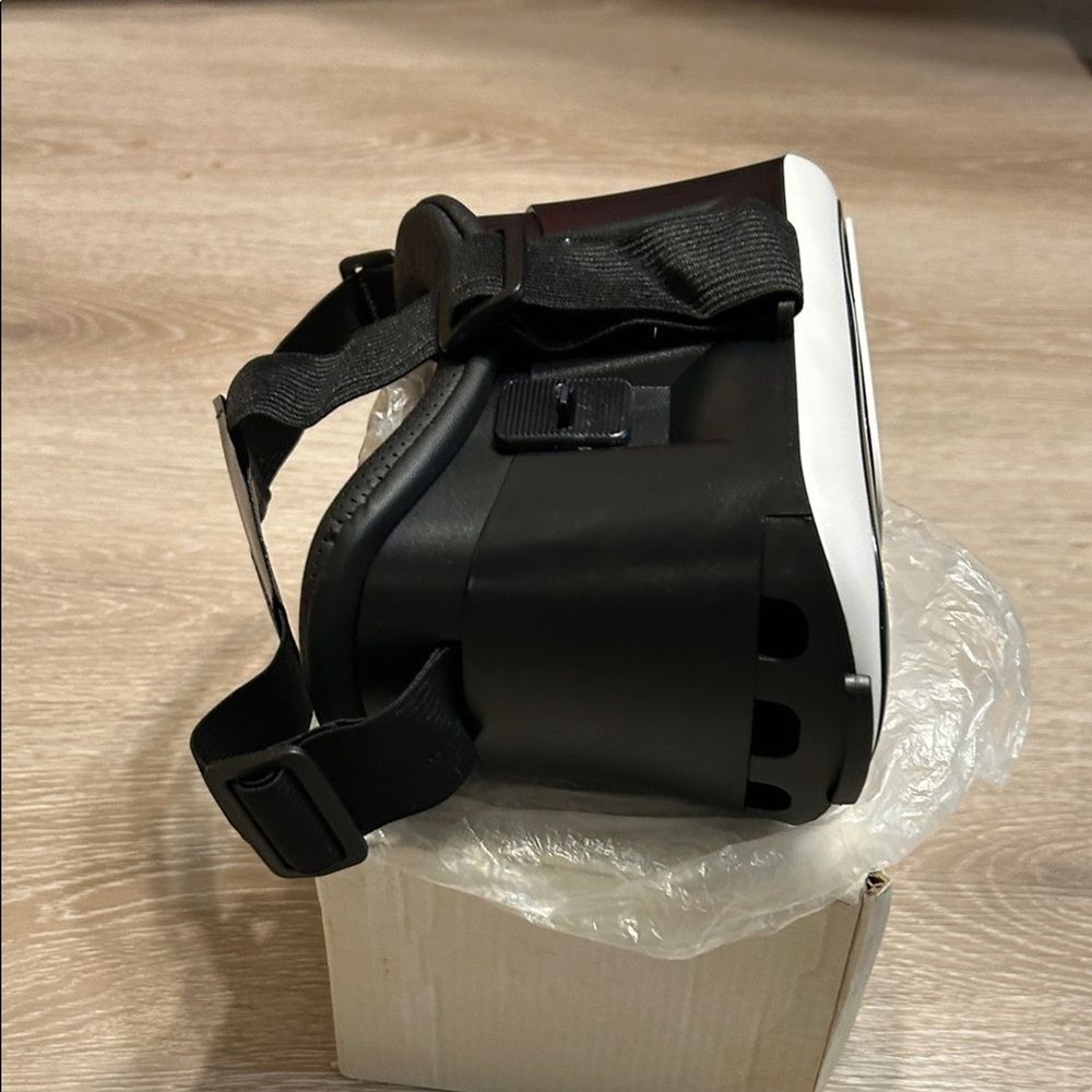 VeeR Virtual Reality Headset - White and Black