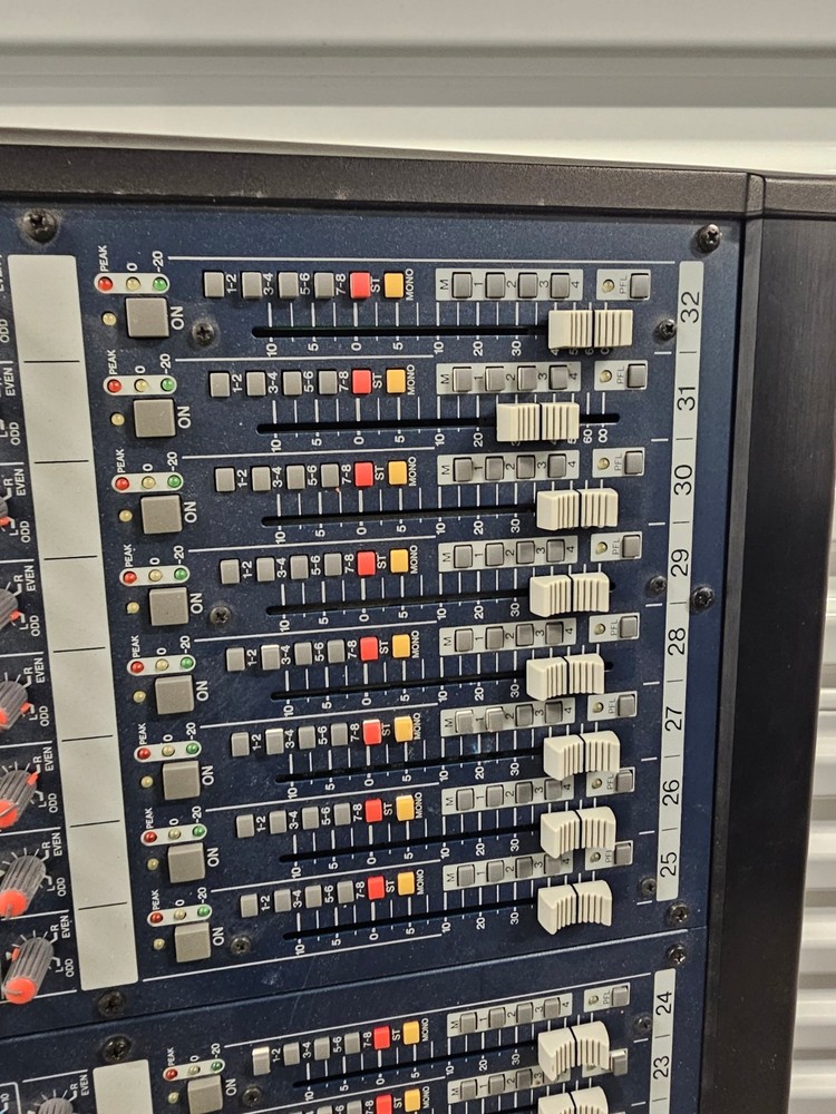 Yamaha IM8-32 Sound Reinforcement Console