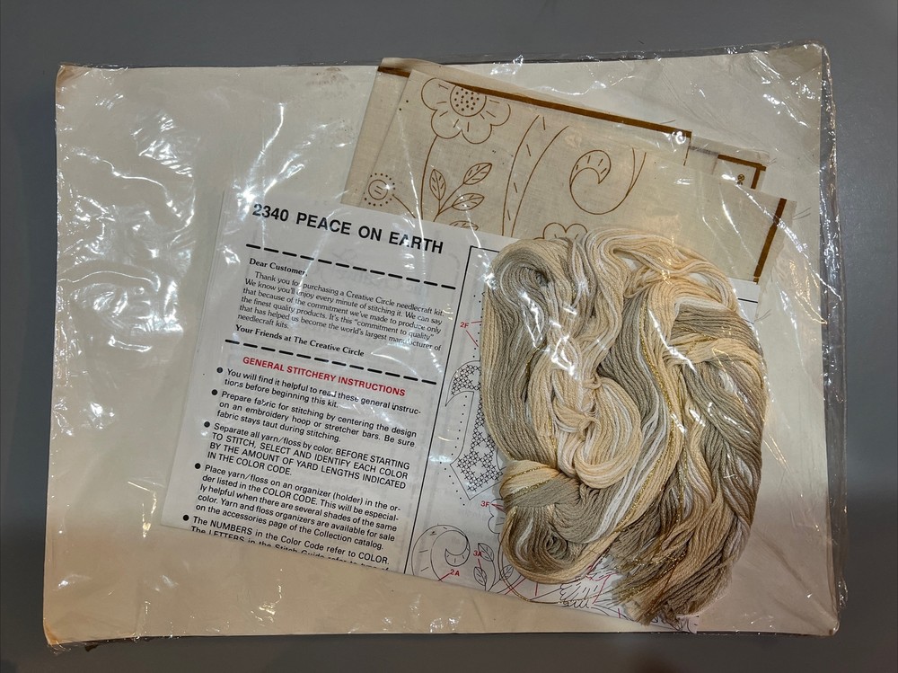 1987 Unopened Creative Circle Kit #2340 Peace On Earth