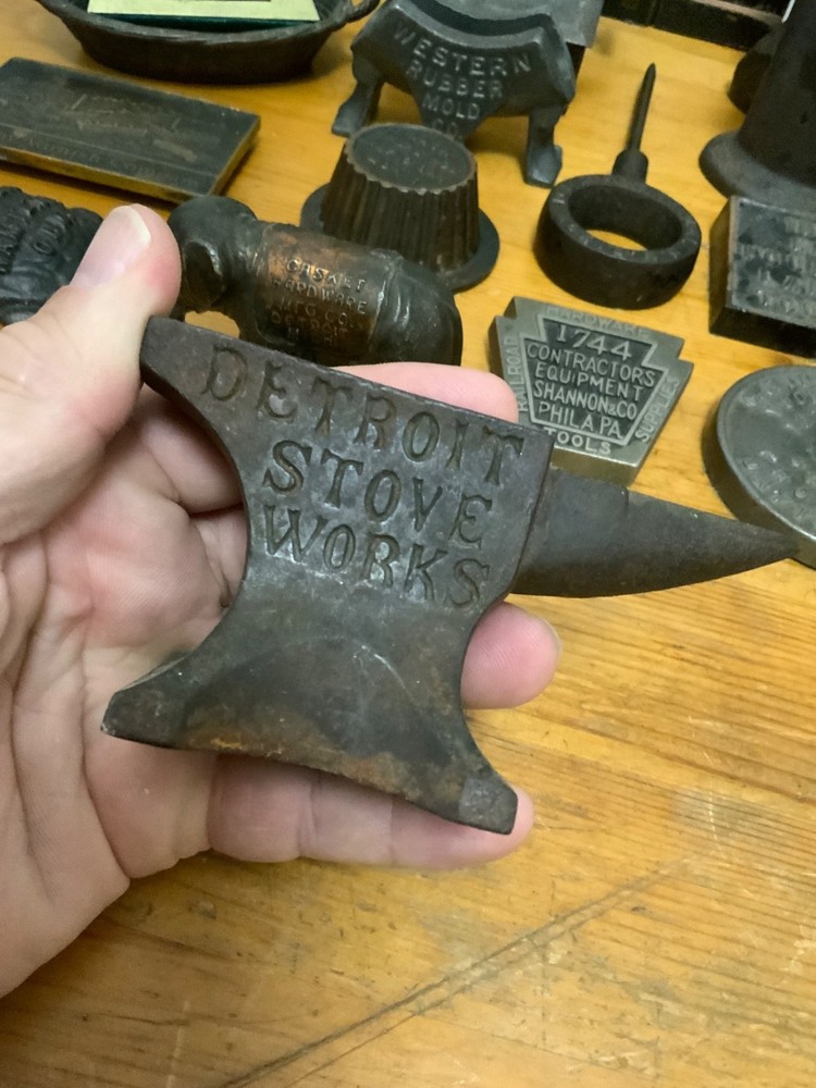 VINTAGE MINI ANVIL