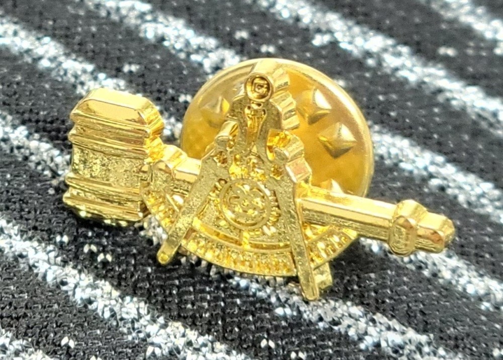 Masonic Past Master With Gavel Lapel Pin