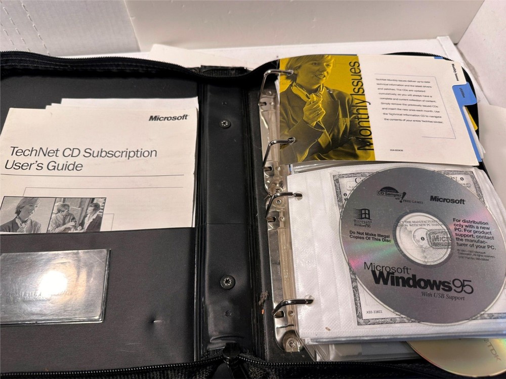 2 Microsoft Technet Plus CD Subscription Binder 76 Discs Early 2000s + Extras