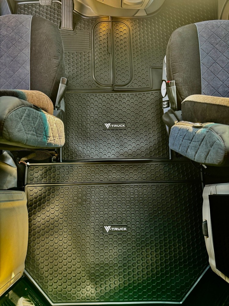 RUBBER FLOOR MATS FOR PETERBILT 579 567