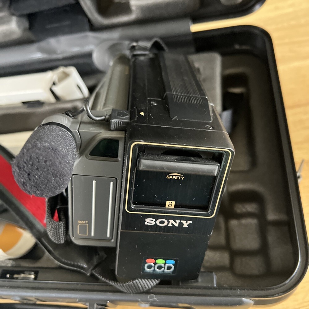 Sony Video 8 CCD-M8u Camera Recorder Case and Batterys Untested