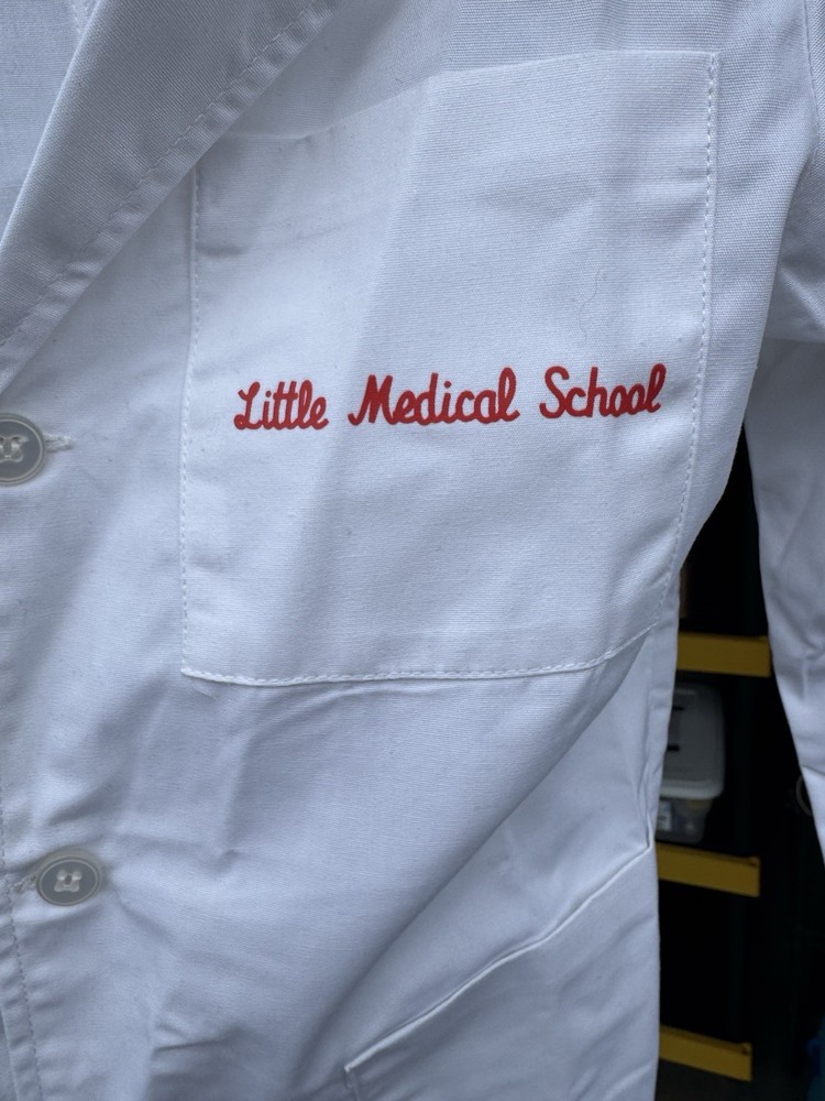 Children’s white lab coat. SIZE 6/8