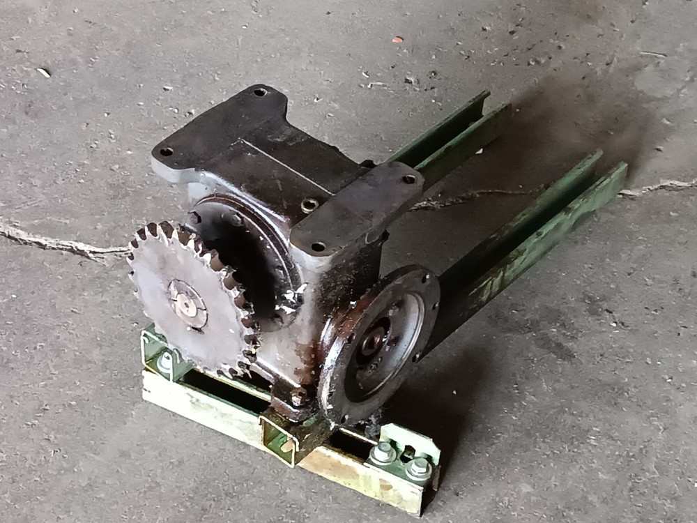 Browning 237U Right Angle Wormgear Gear Reducer On Mounting Bracket, Untested