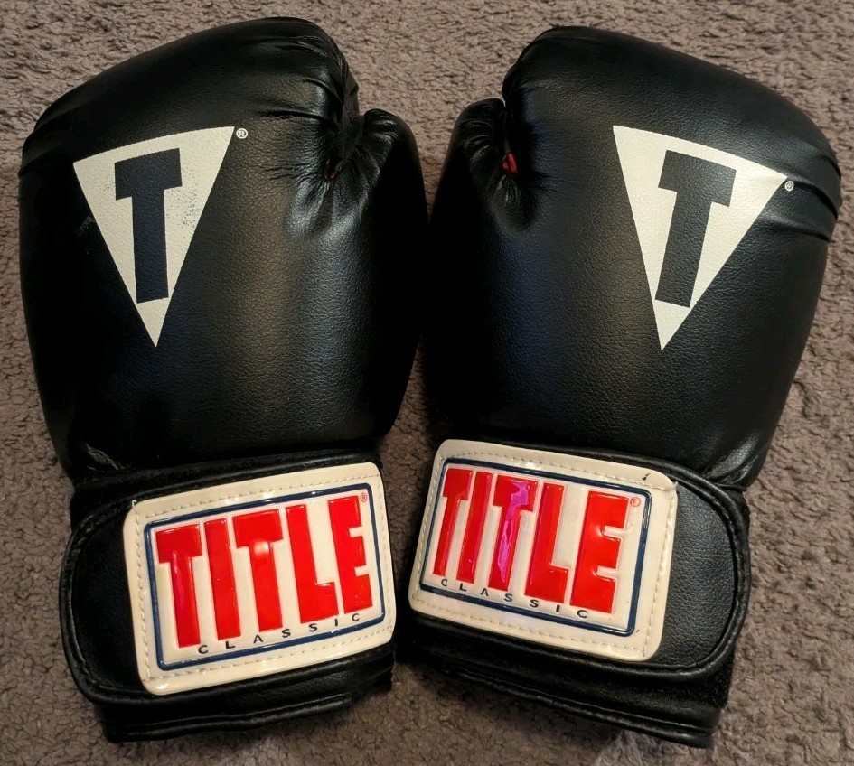 Title Boxing Gloves 12 oz Regular Black / Red