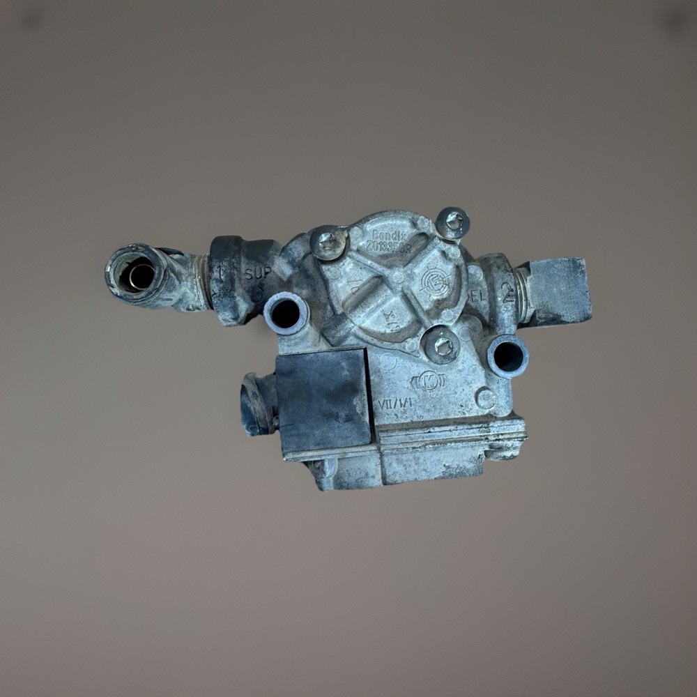 Z013356RBENDIX AIR BRAKE RELAY VALVE