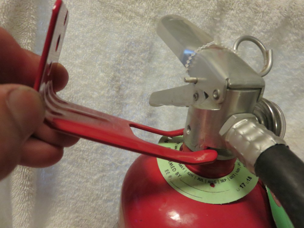 🔥🧯4-FORK STYLE WALL MOUNT 5,10, 20 lb.SIZE FIRE EXTINGUISHER (AMEREX) BRACKETS