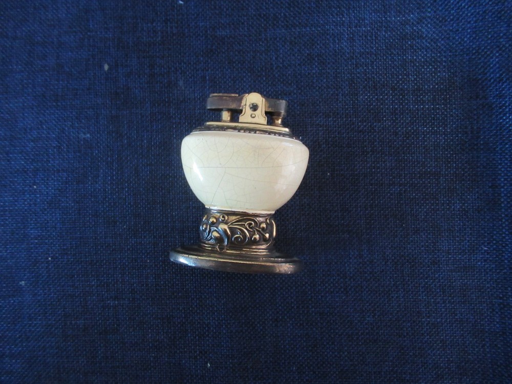 Vintage Ronson "Leona" Table & Desk Lighter