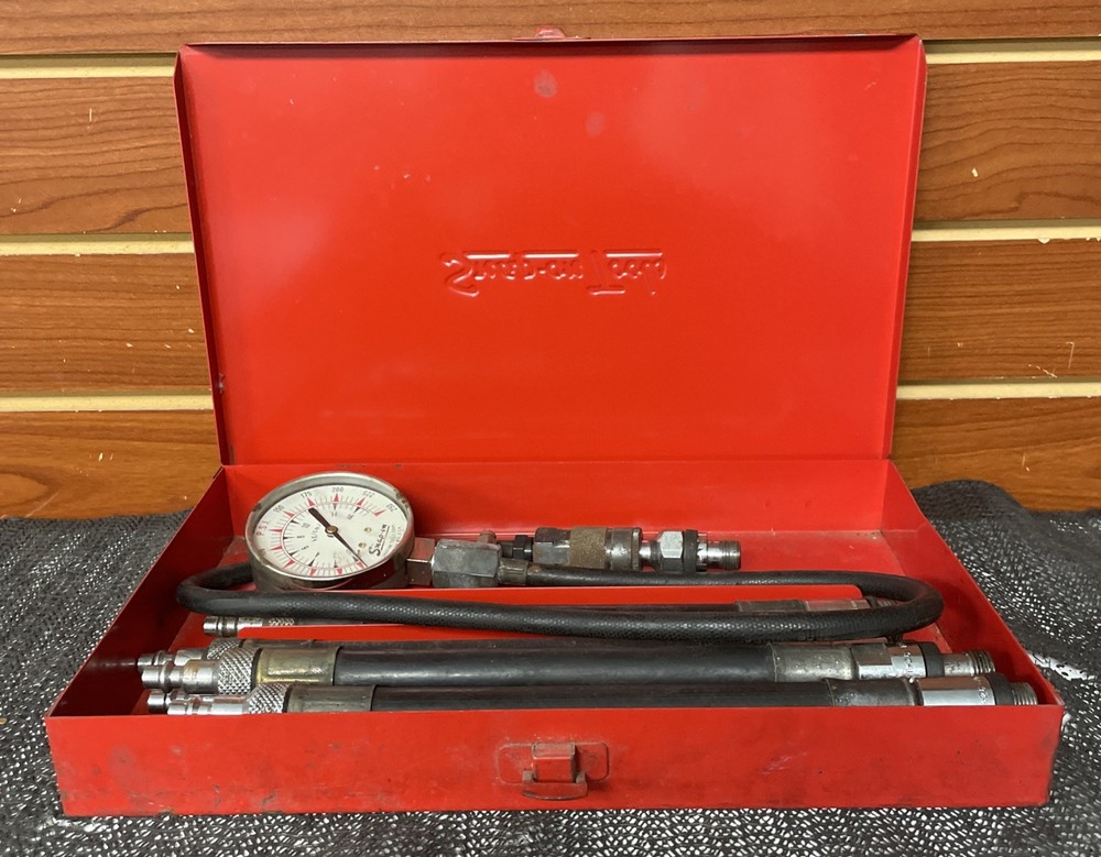 VINTAGE SNAP ON TOOLS COMPRESSION GAUGE TEST SET KIT 250PSI & METAL CASE