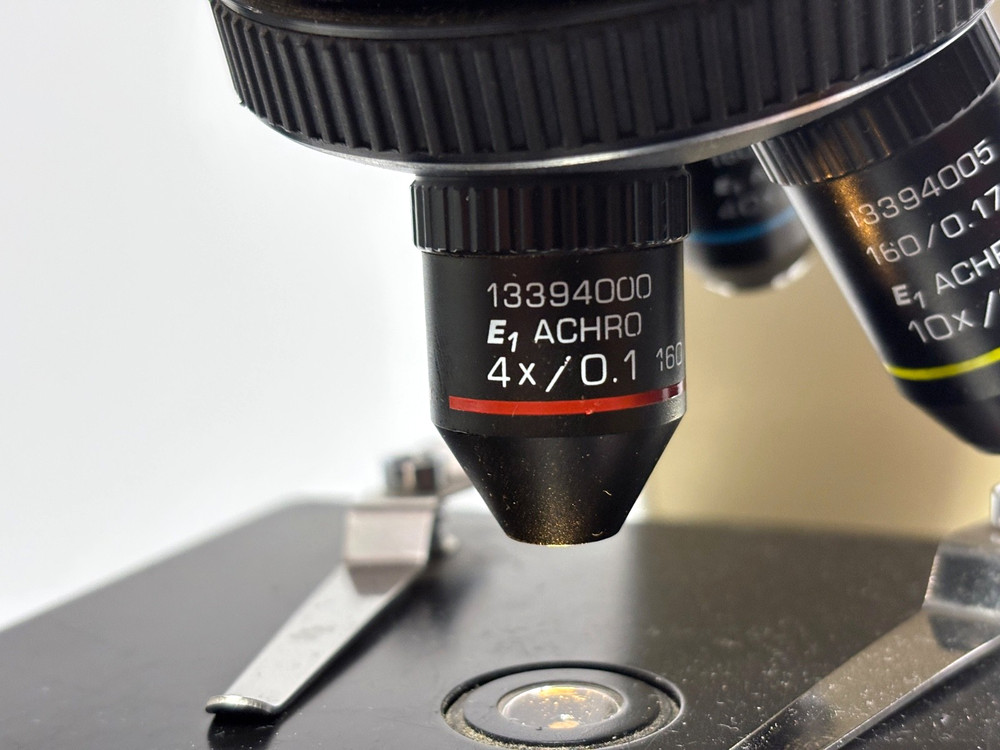 Genuine Leica BME microscope Lecia Microscope With 3 Objectives + Extras