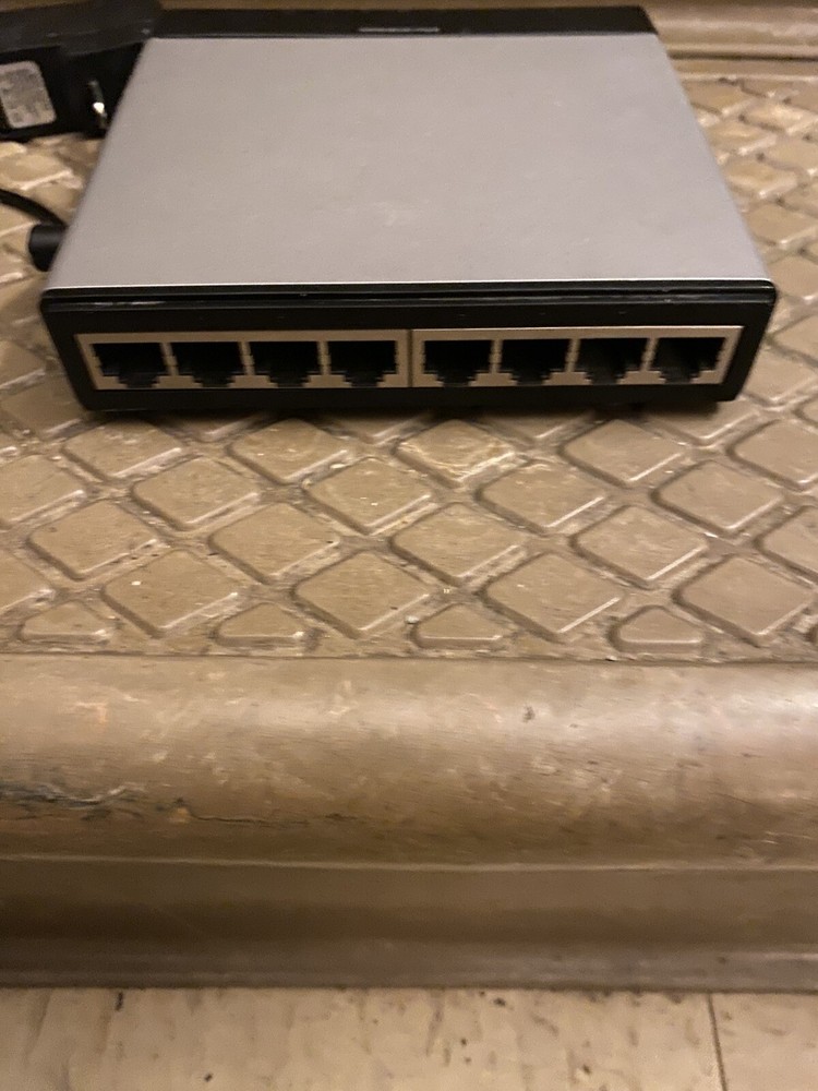 8-port 10/100 Switch Cisco Router