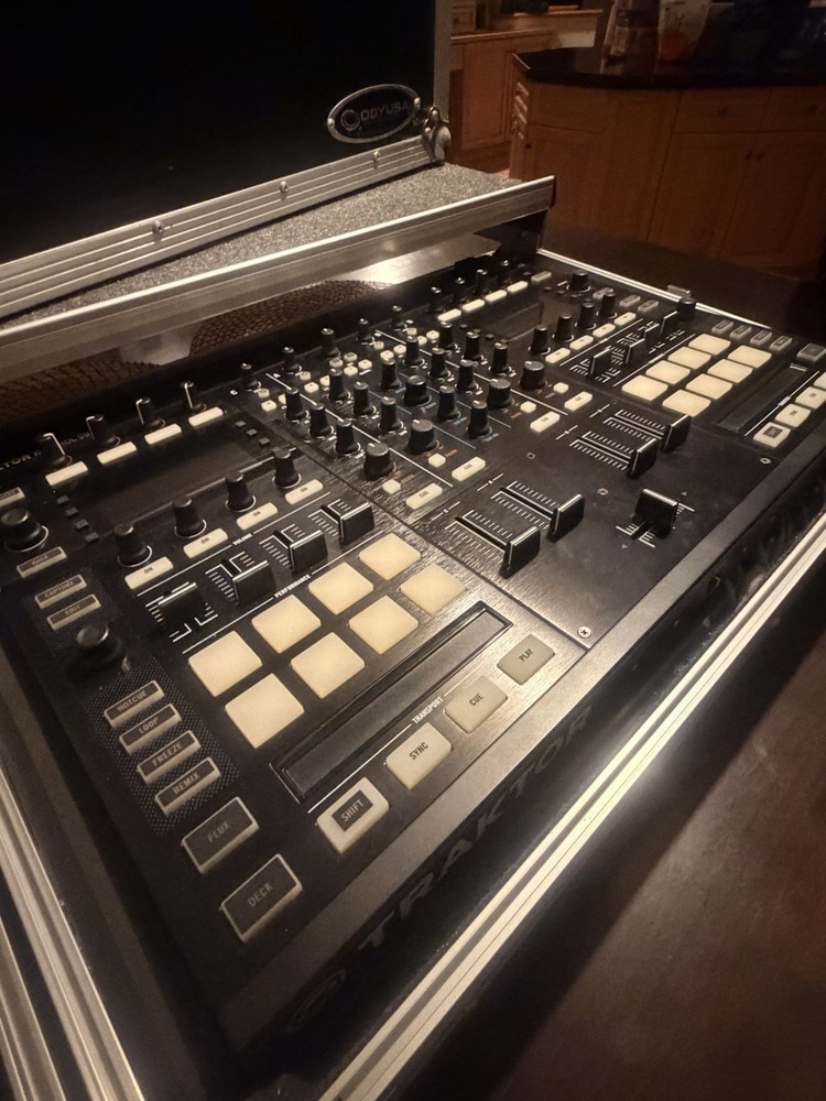 Traktor Controller Kontrol S8 NI DJ Mixer Flight WITH CASE Mint Fully TESTED