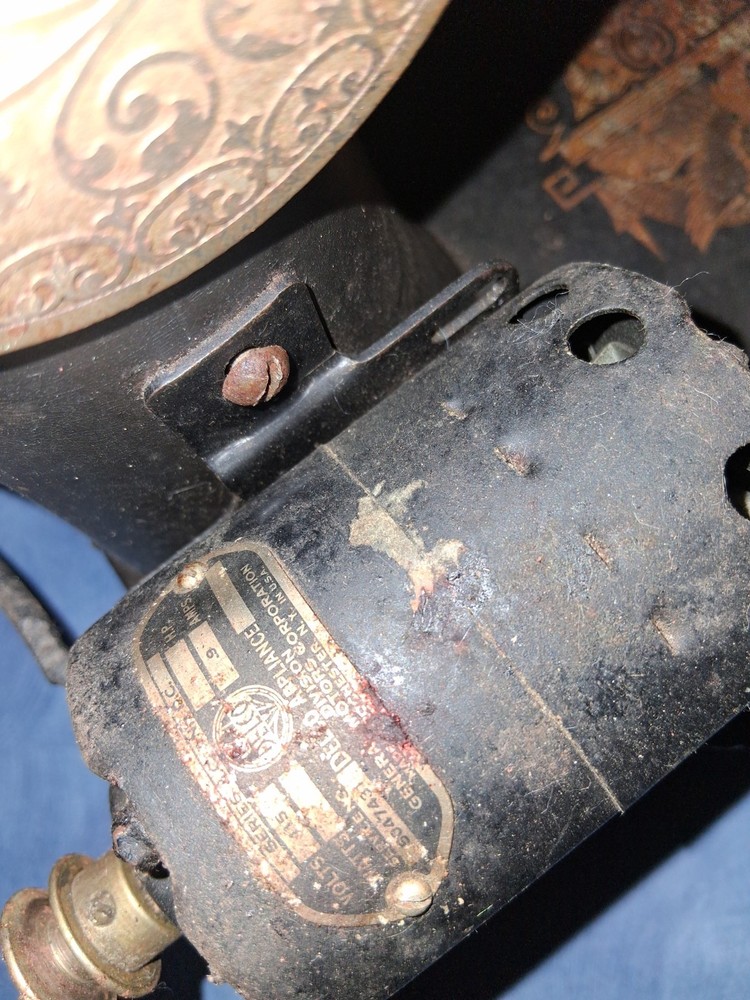 Old Singer Sewing Machine With Box