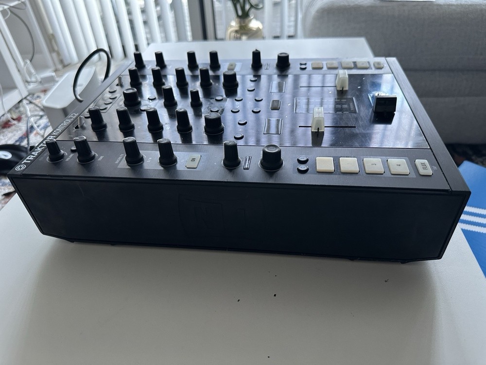 traktor z2 mixer. Powers On/untested
