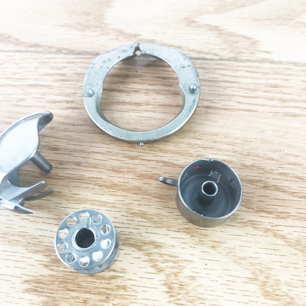 VTG White Model 618B Sewing Machine BOBBIN HOOK CASE ASSEMBLY Part Genuine