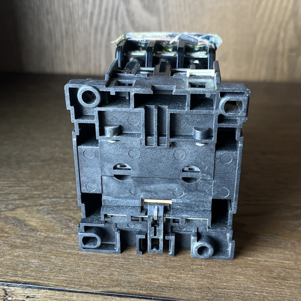Fuji DC magnetic contactor. SB-2NB