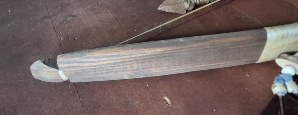 VINTAGE NATIVE AMERICAN BOW AND 2 ARROWS HANDMADE QUALITY! NICE!!