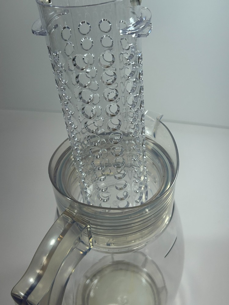 Water Infuser Pitcher- Fruit/Veg. Infusing Water Pitcher With built in ice pack