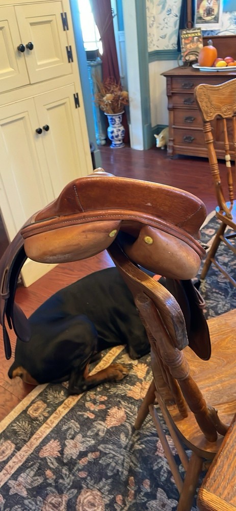 CROSBY Close Contact Saddle 16” - EUC - SEE PICS