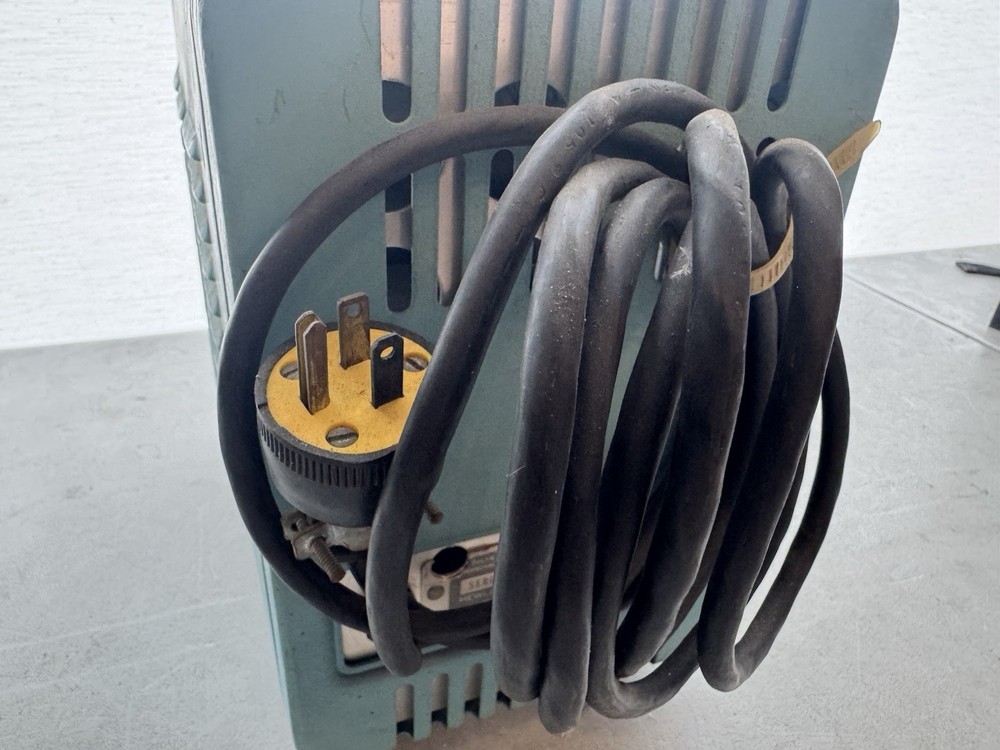 HEWLETT PACKARD HP MODEL 400D VACUUM TUBE VOLTMETER, (powers on, Untested)