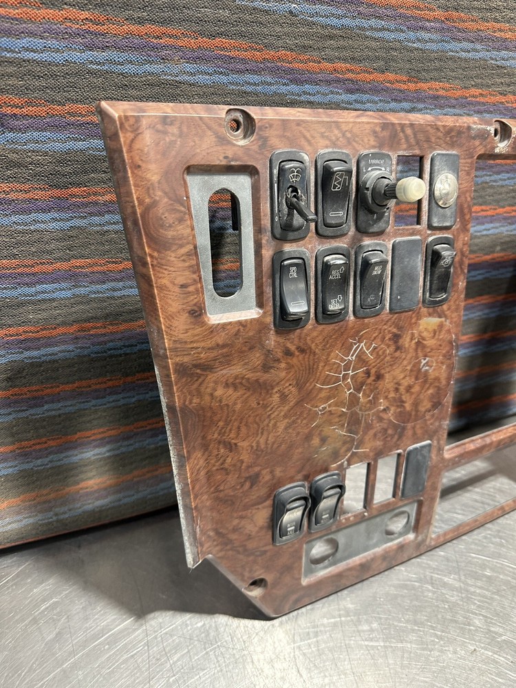 Mack CXU613 SWITCH PANEL Dash Panel - Used | P/N 84MT5102M