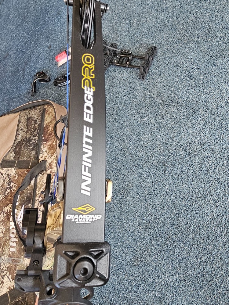 Diamond Archery Infinite Edge Pro Compound Bow 70# Draw w/ Case, Quiver, Release