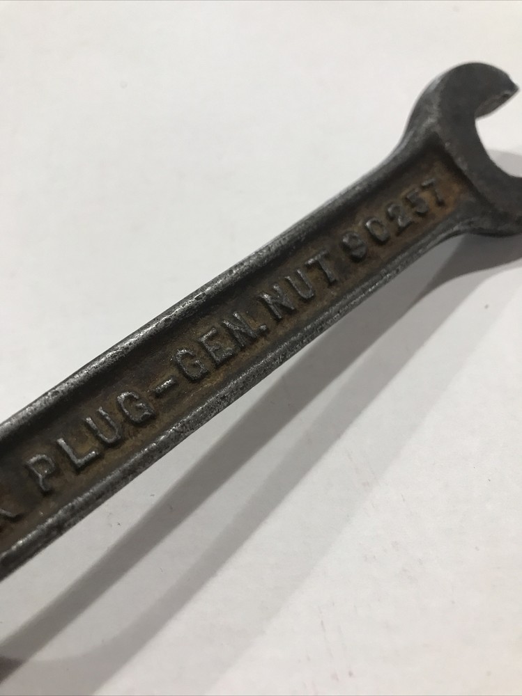 Vintage Cylinder Stud Battery Nut Spark Plug-Gen. Nut 90257