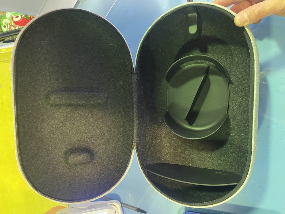 Oculus / Meta Official Quest 2 Carrying Case - MINT CONDITION