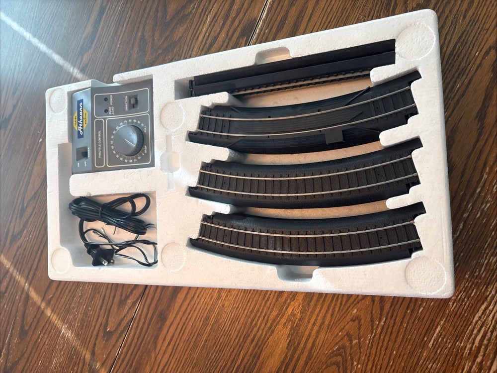 Athern John Deere Model "B" Express HO scale train set