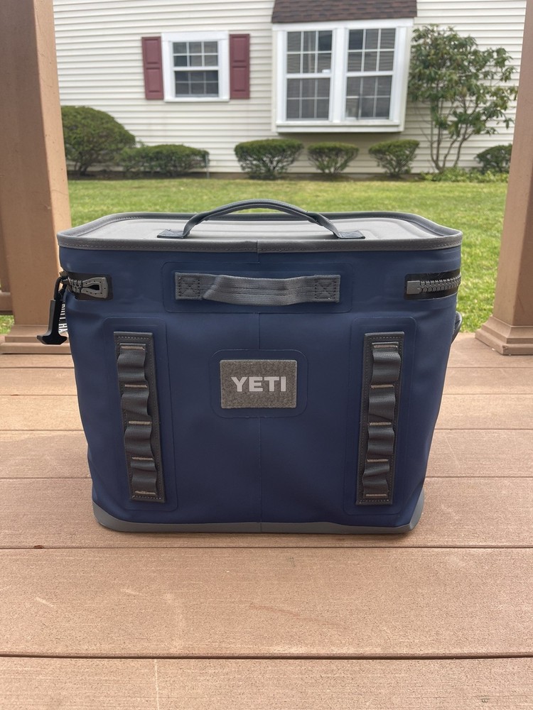 YETI Hopper Flip 18 Soft Wall Cooler Navy Blue