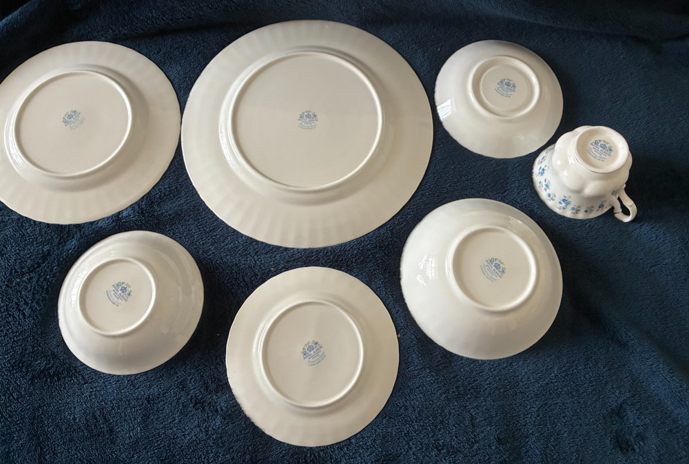 Royal Albert Bone China Memory Lane 7 Piece Place Setting, EUC
