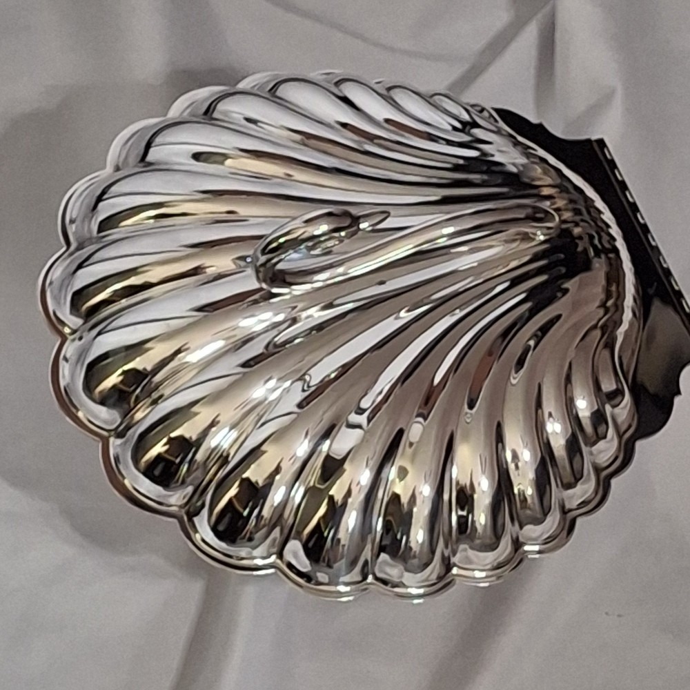 Leonard Regency Style Silver Plated Clam Shell Hinged Warmer with Swan Handle.