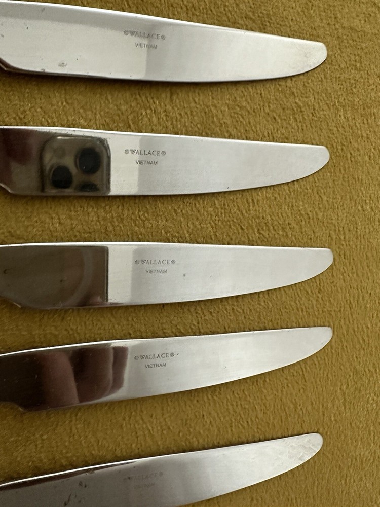 Wallace 1810 Stainless Peacock Pattern (8) Dinner Knives - (blade Flaws)