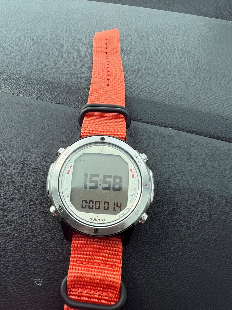 suunto d6 dive watch with nato strap