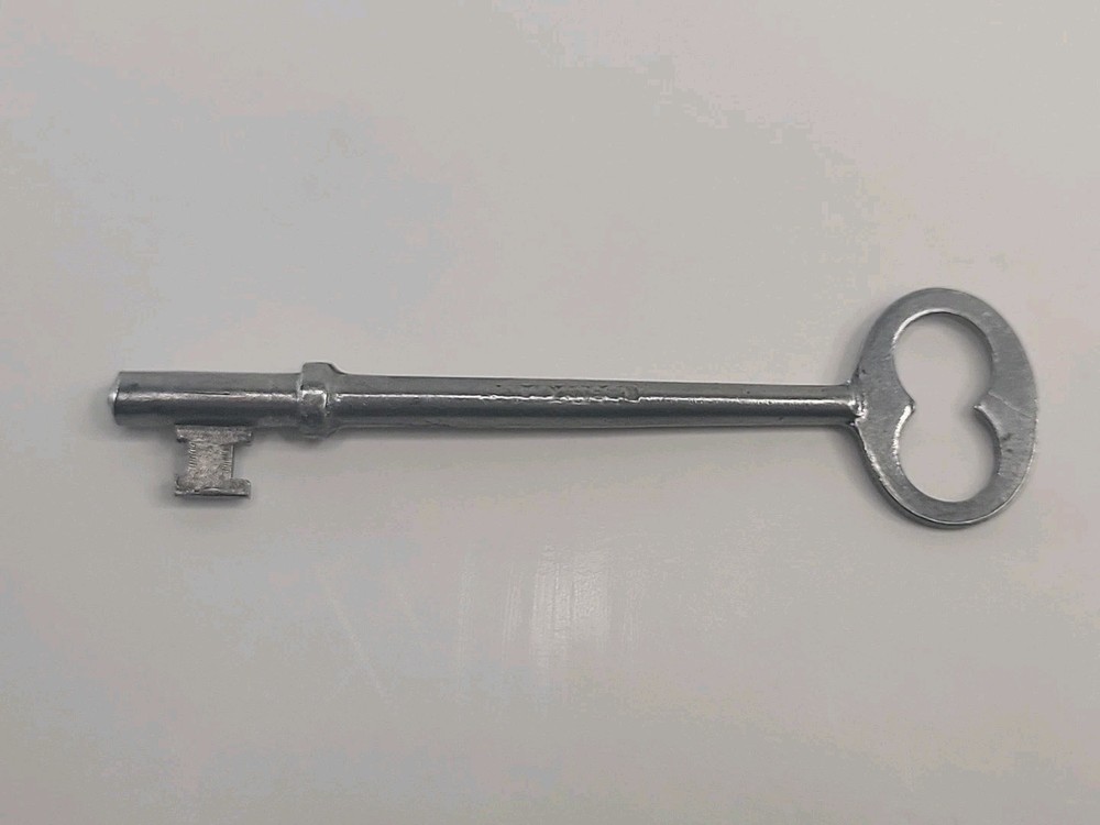 Vintage R&E Mfg Co Skeleton Key Solid Steel