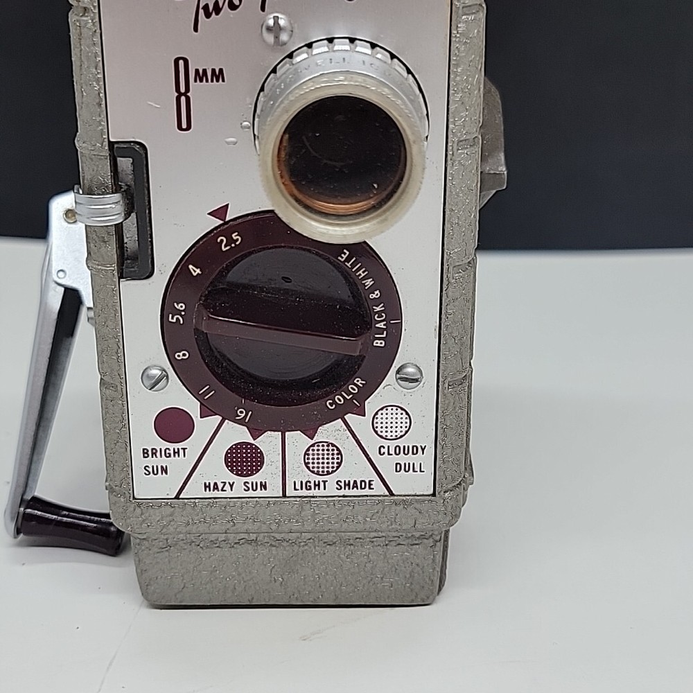 VINTAGE BELL & HOWELL 8MM CAMERA TWO TWENTY UNTESTED