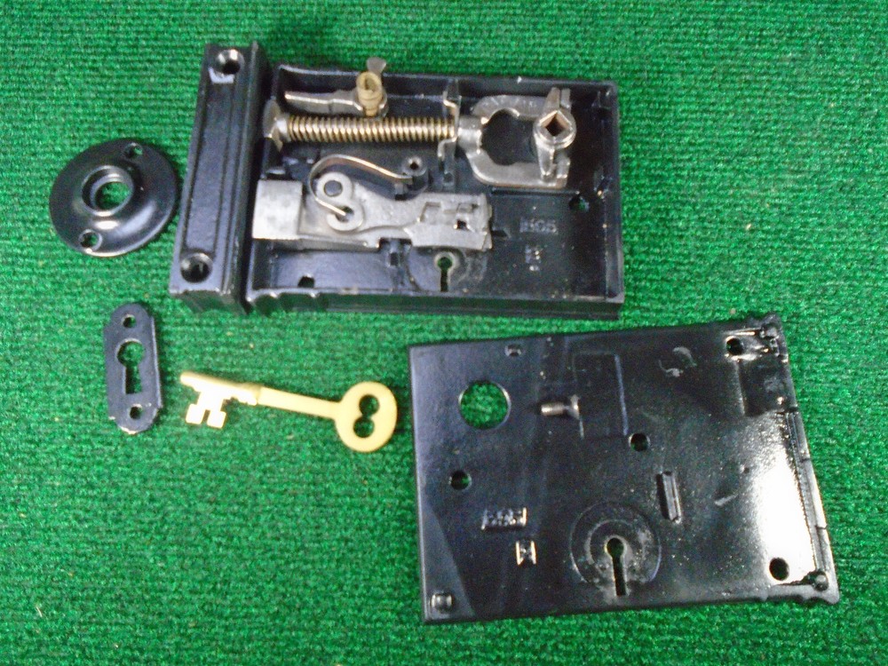 5" VERTICAL RHC RIM LOCK COMPLETE w/ KEY, KEEPER, & KNOBS, ESCUTCHEON (15456)