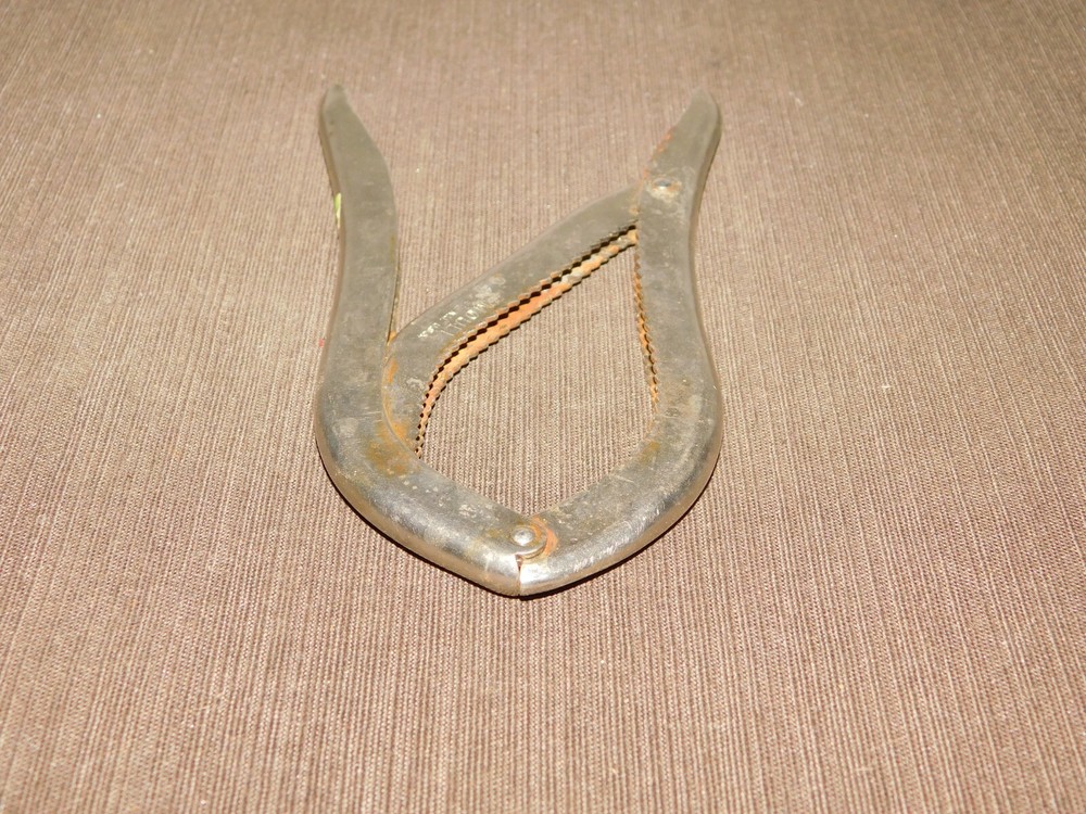 VINTAGE KITCHEN 6" LONG MOULI USA MULTI CRACKER NUT CRACKER