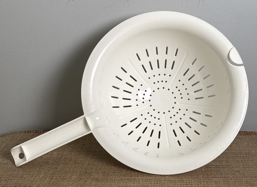 Tupperware Kitchen Tool Colander Strainer With Handle White 2632 Vintage W/Lid