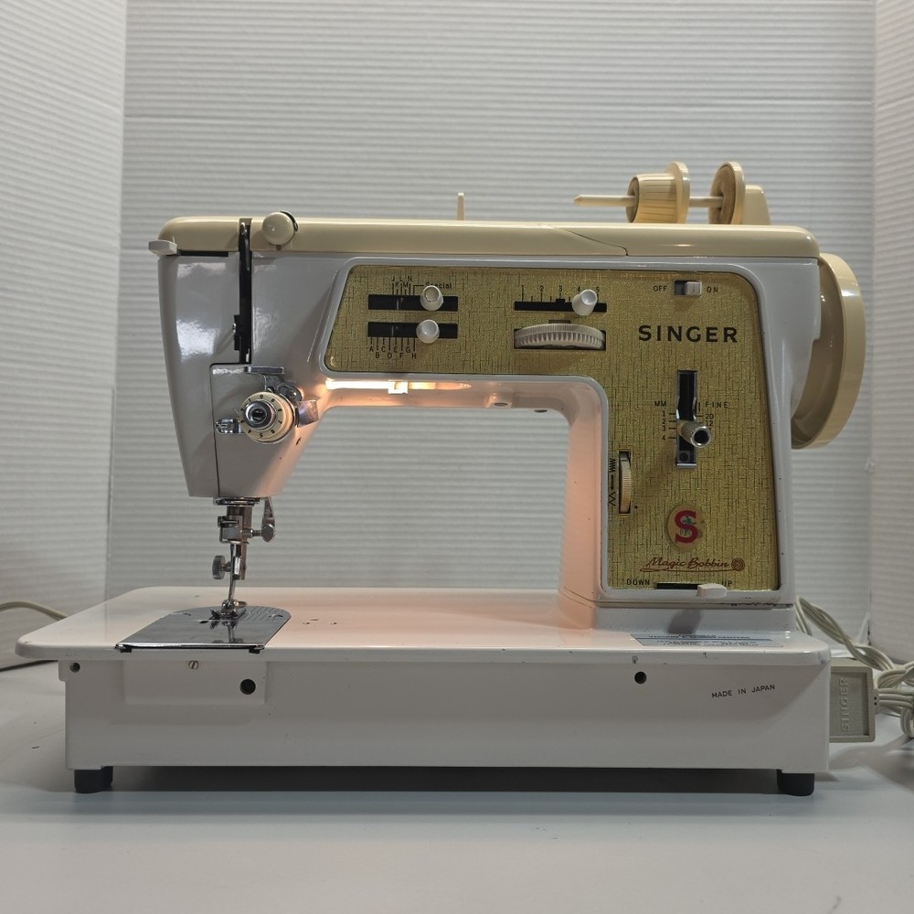 Singer Sewing Machine Magic Bobbin Deluxe Zigzag Case Greist Buttonholer Attach